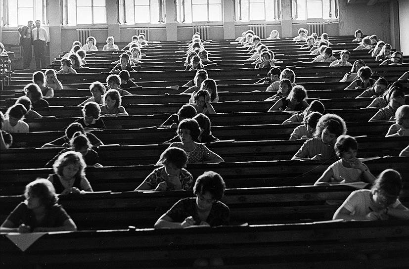 После того как в СССР в 1954 году была отменена плата за обучение, предприимчивые товарищи предложили желающим платное и беспроблемное поступление в вузы