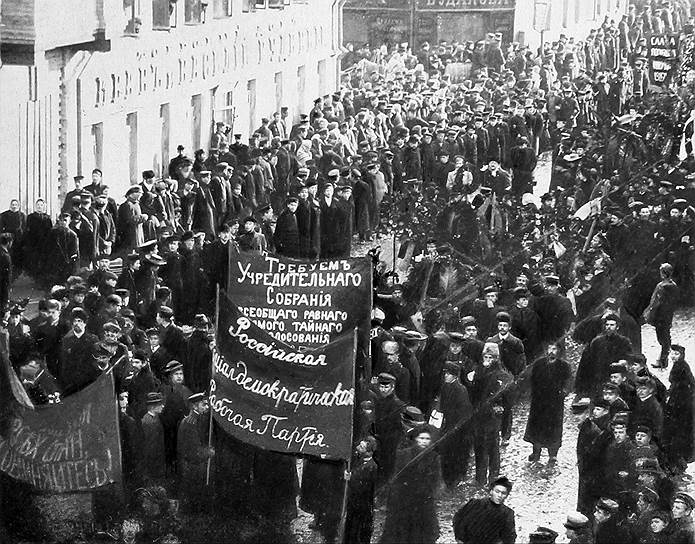 «Они мужественно остановили толпу, успокоив ее тем, что никто не посмеет сейчас подойти к ней и безнаказанно ее тронуть, так как здесь в процессии участвует вооруженная “боевая дружина”»