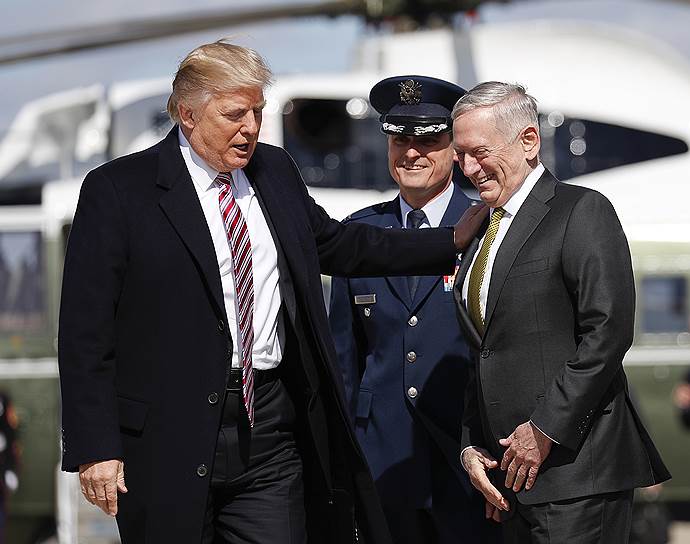 Специально для Джеймса Мэттиса (справа) президент США Дональд Трамп (слева) переписал закон, запрещающий назначать министром обороны кадрового военного ранее чем через семь лет после отставки из вооруженных сил