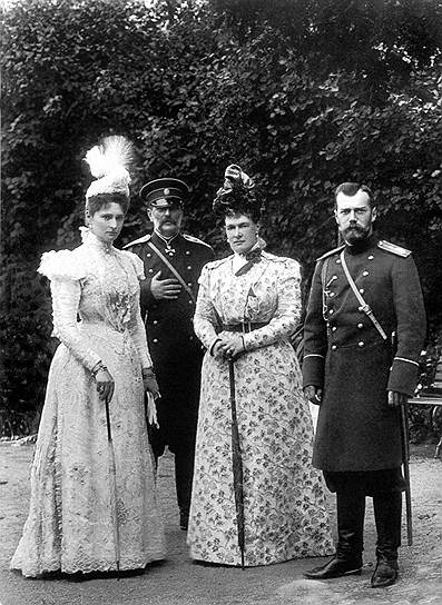 Упорно сопротивлявшийся удельным нововведениям Николая II великий князь Владимир Александрович очень быстро утратил расположение племянника (на фото с женами)