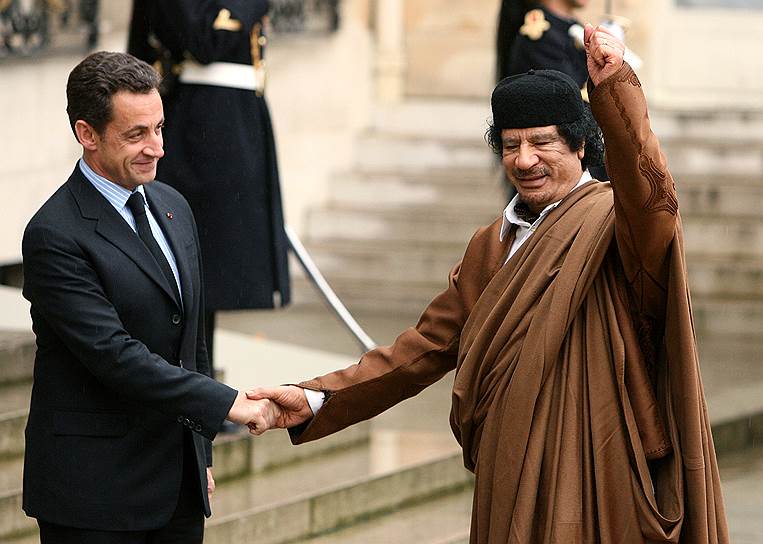 Никола Саркози (слева) получал на избирательные кампании сотни тысяч евро от ливийского лидера Муаммара Каддафи (справа) и владелицы L’Oreal Лилиан Бетанкур