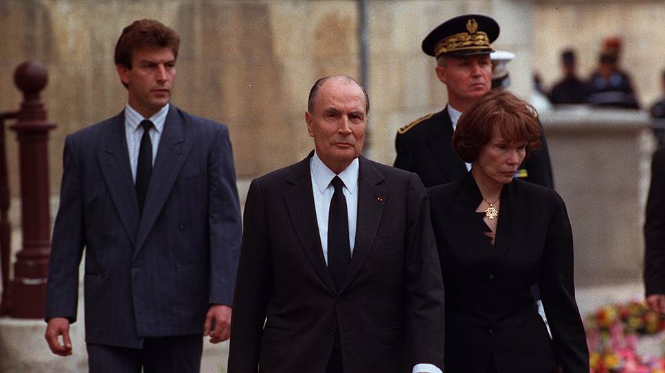 Премьер-министр Пьер Береговуа, замешанный в финансовом скандале, застрелился. Президент Франсуа Миттеран (на фото — с женой на похоронах Береговуа) тогда прямо обвинил прессу в доведении его до суицида