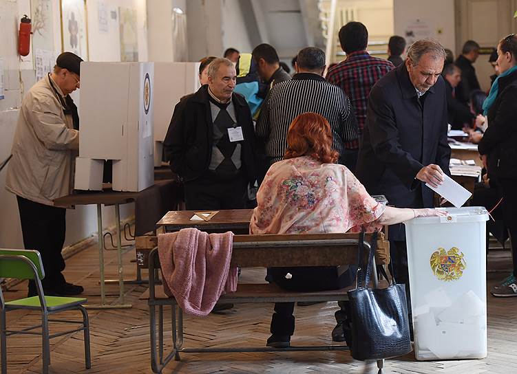 Армянская партия власти, Республиканская партия Армении, выиграла парламентские выборы, получив 49% голосов избирателей 
