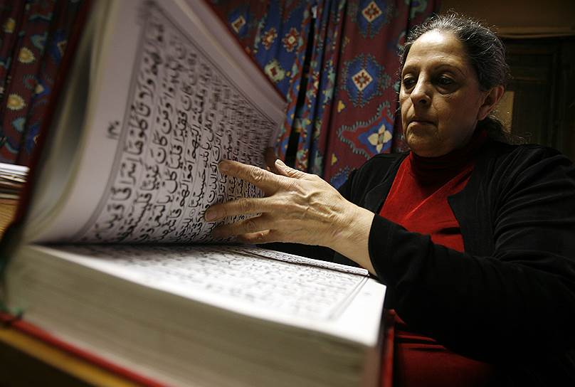 Писатель и клинический психолог Лале Бахтияр — автор первого «феминистского» перевода Корана на английский язык, опубликованного в 2007 году