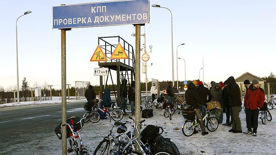 В 2015 году тысячи беженцев, в том числе сирийцев, пытались прорваться из России в Норвегию и Финляндию, но повезло не всем — часть из них вернули обратно в Россию (на фото — сирийские беженцы в Мурманской области, на пограничном автомобильном пункте пропуска &quot;Борисоглебск&quot;, где разрешено пересечение границы только на автомобиле или велосипеде) 
