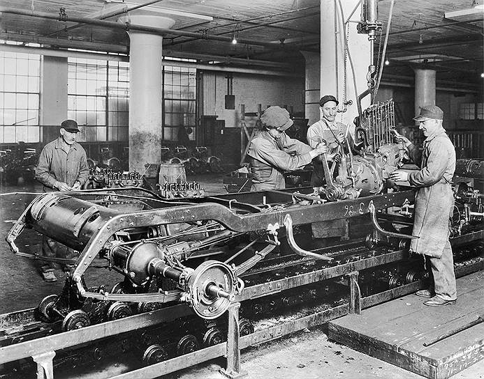 Подорожание акций в США в 1920-е годы прежде всего произошло благодаря развитию автомобильной промышленности: General Motors (на фото — конвейер на заводе GM), к примеру, в те годы стала крупнейшей производственной компанией в мире 
