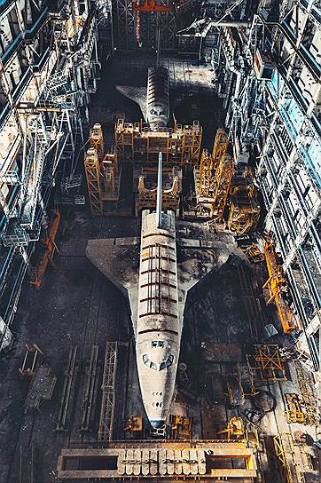 Несмотря на некоторый упадок после развала СССР (на фото -- экземпляр космического корабля &quot;Буран&quot; в заброшенном ангаре), до 2030 года Байконур останется основным космодромом, на котором реализуется российская космическая программа 