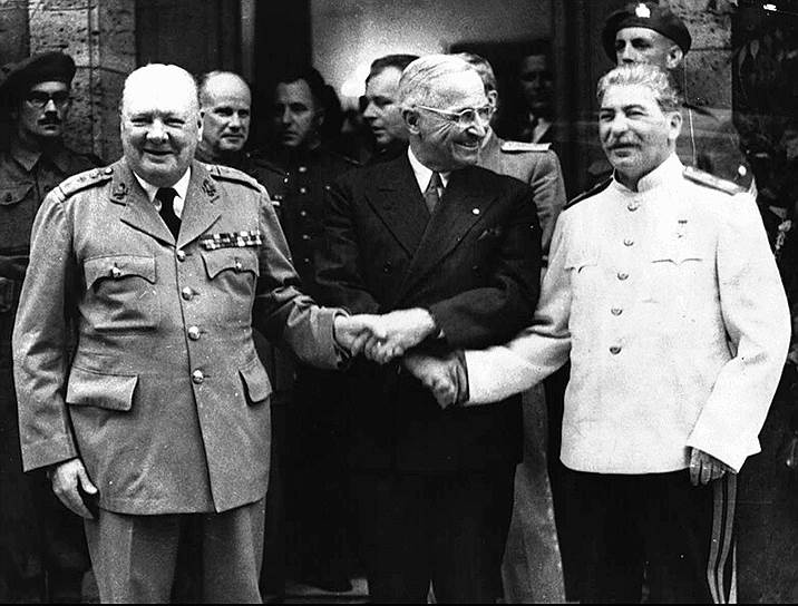 В апреле 1945 года Гарри Трумэн занял пост президента после смерти Франклина Рузвельта, летом того же года участвовал в Потсдамской конференции по послевоенному обустройству Европы