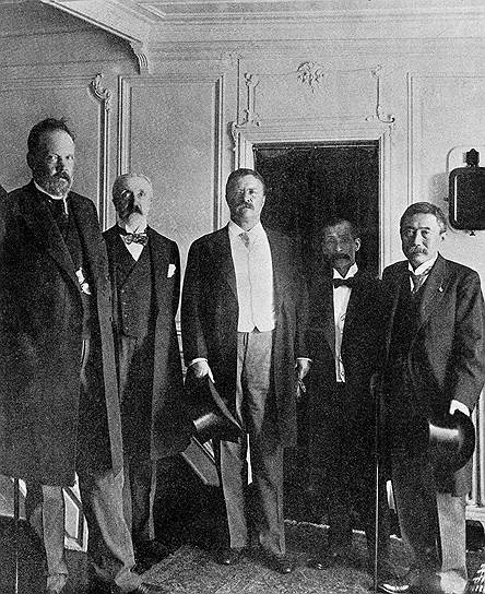 В 1906 году Теодор Рузвельт (в центре) был удостоен Нобелевской премии за роль посредника при заключении Портсмутского мирного договора, завершившего Русско-японскую войну (слева — председатель Совета министров Российской Империи С. Ю. Витте)