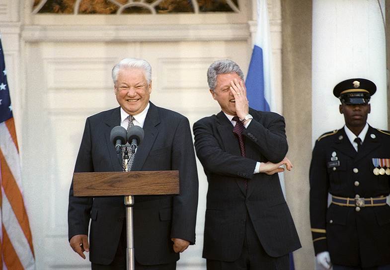 Во время президентства Билла Клинтона и Бориса Ельцина Россия и НАТО перестали рассматривать друг друга как военных противников