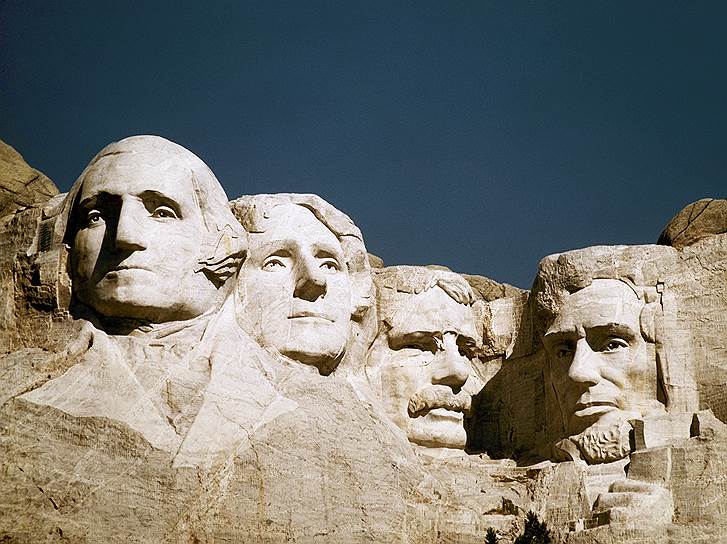 Профили президентов Джорджа Вашингтона, Томаса Джефферсона, Теодора Рузвельта и Авраама Линкольна высечены на барельефе горы Рашмор в Южной Дакоте