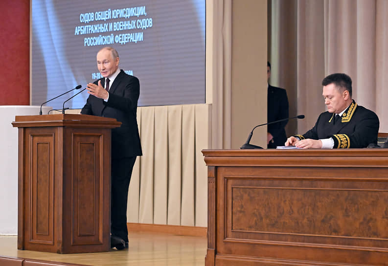 Президент России Владимир Путин и председатель Верховного суда Игорь Краснов
