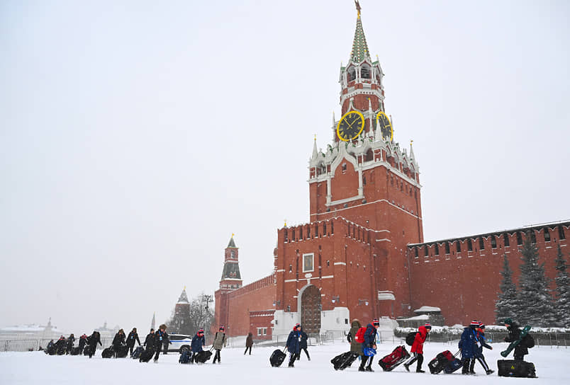 Команда юных хоккеистов пробирается через сугробы на Красной площади
