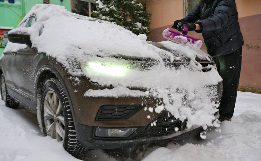 Автолюбитель откапывает машину