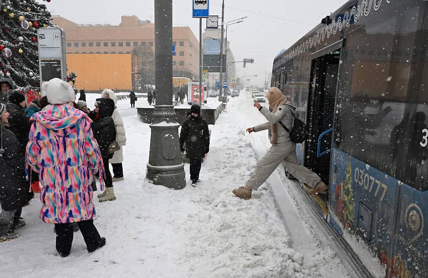 Автобусная остановка у станции метро «Краснопресненская»