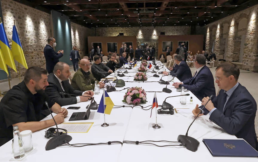 29 марта 2022 года в Стамбуле прошли переговоры делегаций России во главе с помощником президента РФ Владимиром Мединским (справа) и Украины во главе с руководителем фракции «Слуга народа» в Верховной раде Давидом Арахамия (слева)