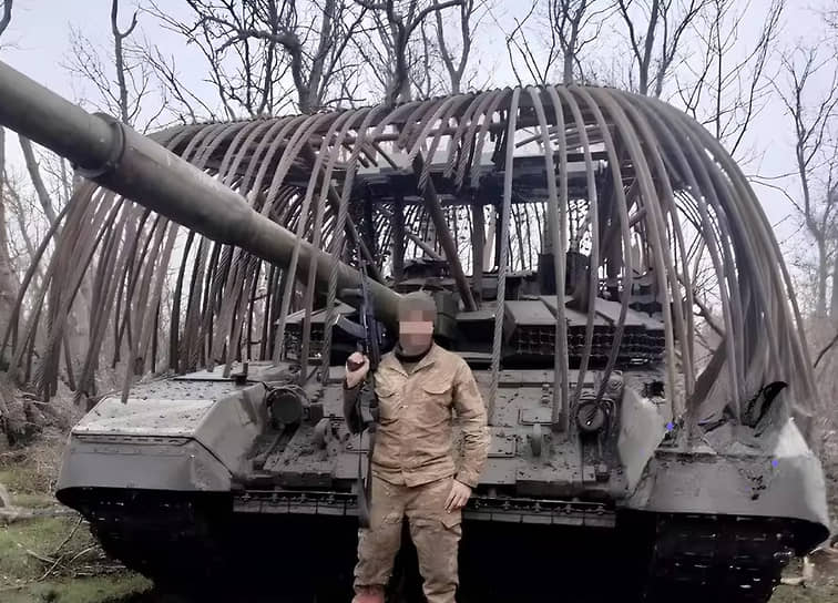 С конца 2022 года широкое распространение получила «мангализация» танков и бронетехники в зоне СВО для защиты от БПЛА