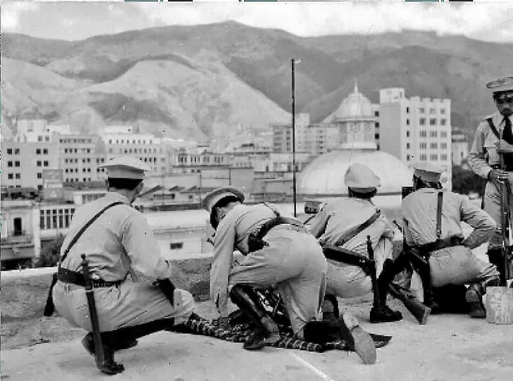 Солдаты на крыше здания Конгресса Венесуэлы во время переворота 1948 года 