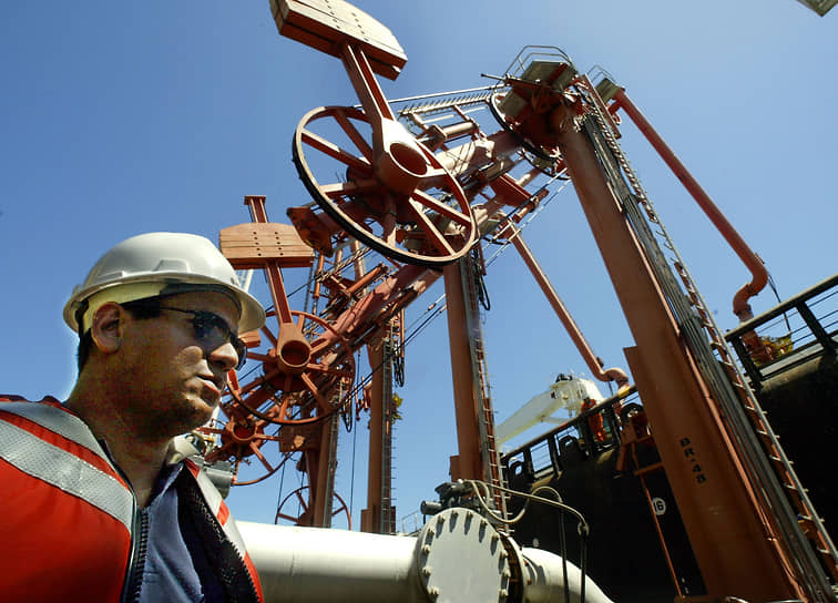 Один из сотрудников венесуэльской нефтяной компании PDVSA на производстве 