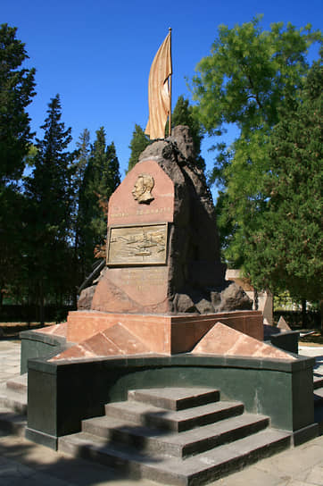 Петр Шмидт не нашел покоя и после смерти: в 1917 году адмирал Александр Колчак распорядился перезахоронить его останки на территории Покровского собора Севастополя, а затем большевики еще раз перезахоронили его на мемориальном кладбище Коммунаров, соорудив над захоронением памятник участникам Севастопольского восстания 1905 года 
