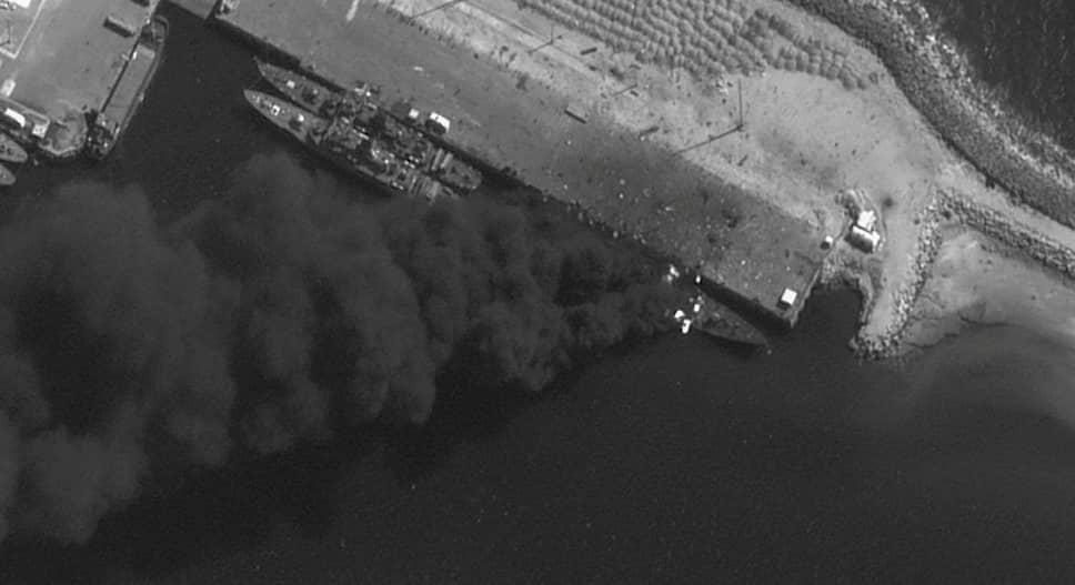 Горящий фрегат на базе ВМС Конарак в Иране