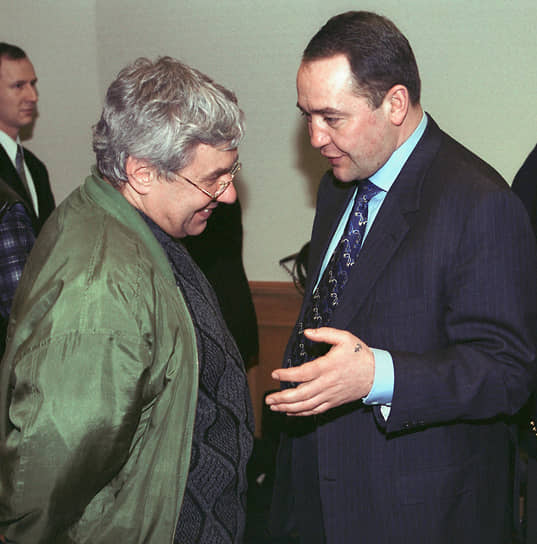 В 1995-м стал одним из основателей и возглавил Фонд эффективной политики (ФЭП), который известен как организатор предвыборных мероприятий ряда политических деятелей и объединений  На фото: с министром по делам печати, телерадиовещания и средств массовых коммуникаций Михаилом Лесиным (справа), 2000 год 