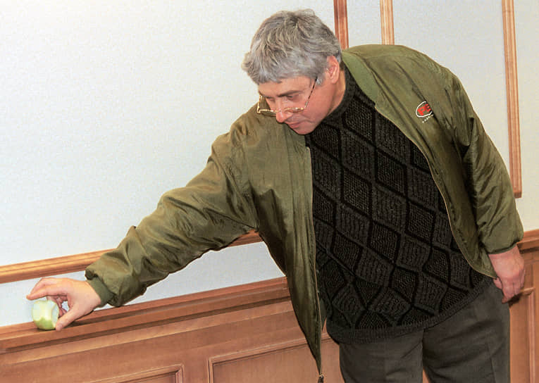 С декабря 1985 года — один из учредителей первой в России легальной политической оппозиционной организации — «Клуба социальных инициатив» в Москве. Участвовал в создании «Московского народного фронта», целью которого было объявлено построение «демократического социализма». В 1987 году стал соучредителем информационной службы «Факт» Владимира Яковлева, которая спустя два года превратилась в первое частное информагентство «Постфактум» 