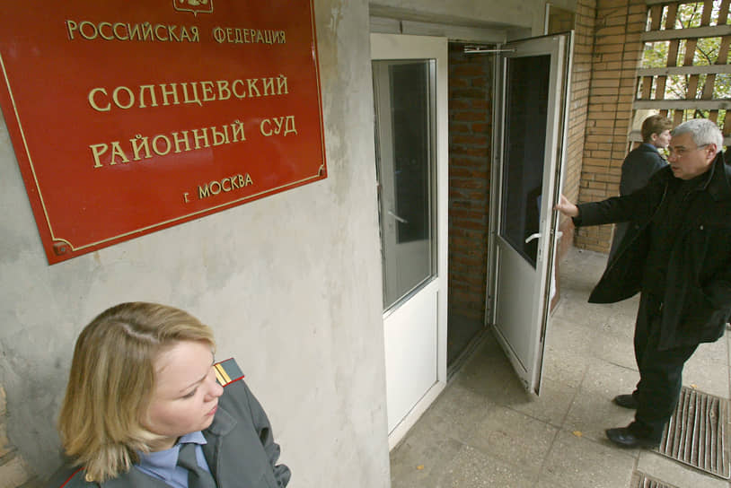 В ноябре 2003 года суд удовлетворил иск о защите чести, достоинства и деловой репутации.бывшего главы Межпромбанка Сергея Пугачева к Глебу Павловскому на 30 млн руб. Суд счел порочащими репутацию тезисы политолога в аналитической записке «О негативных последствиях "летнего наступления" оппозиционного курсу президента РФ меньшинства» 