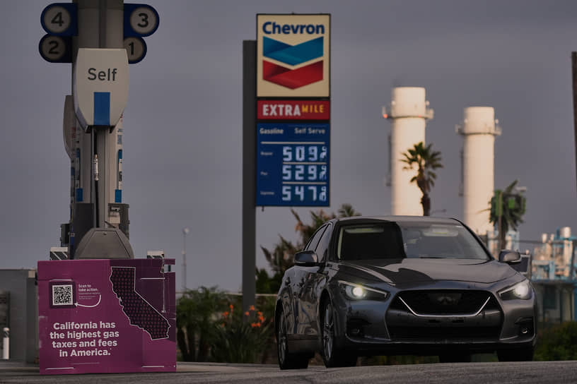 Заправка в Калифорнии рядом с НПЗ Chevron Products Company