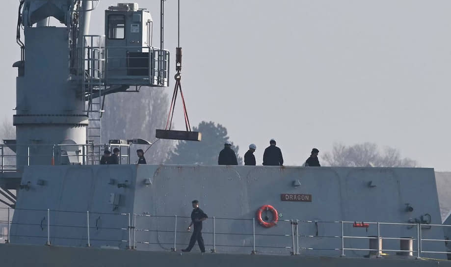 Корабль британских ВМС HMS Dragon у базы в Портсмуте