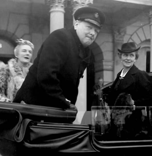 Черчилль и леди Астор (справа) в Плимуте в 1940 году