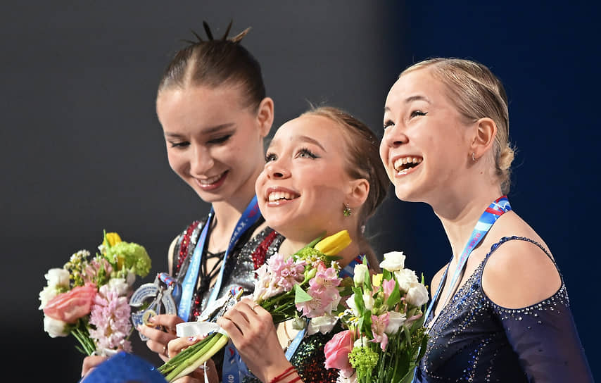 Дарья Садкова, Алиса Двоеглазова и Камилла Нелюбова на церемонии награждения