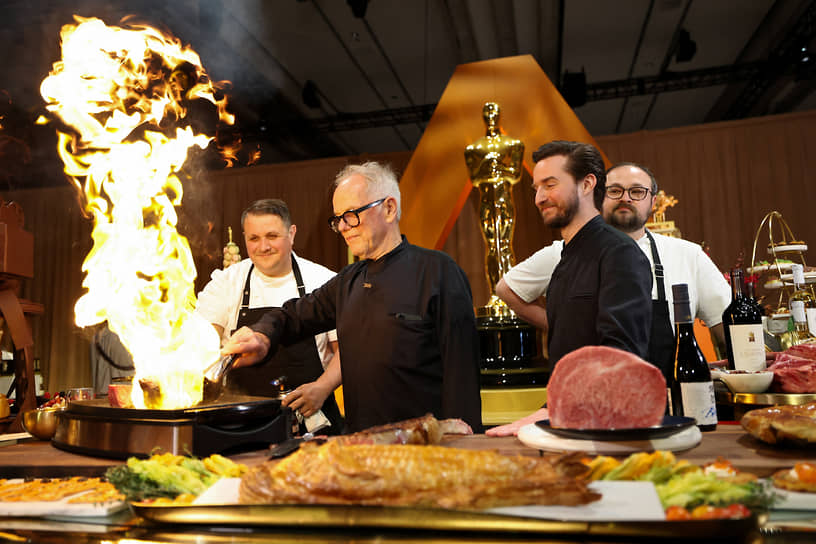Шеф-повар Вольфганг Пак и старший вице-президент Wolfgang Puck Catering Эрик Кляйн во время приготовления блюд. Вольфганг Пак курирует меню банкета уже свыше 30 лет подряд 