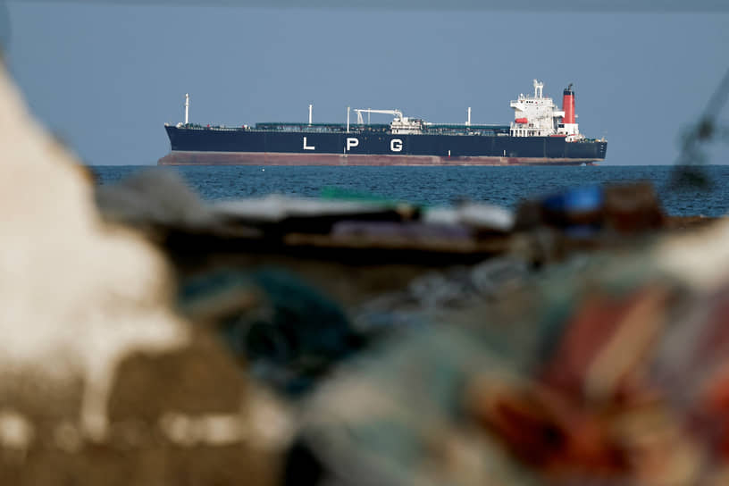Газовоз-танкер, перевозящий сжиженный нефтяной газ, стоит на якоре в Ормузском проливе
