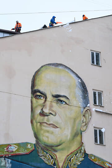 Уборка снега с крыши здания