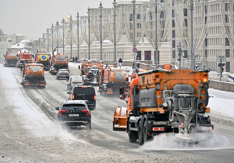 Снегоуборочная техника на Большом Москворецком мосту
