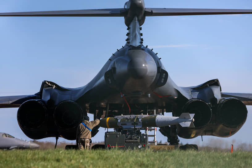 Бомбардировщик ВВС США B-1 на авиабазе британских королевских военно-воздушных сил Фэрфорд