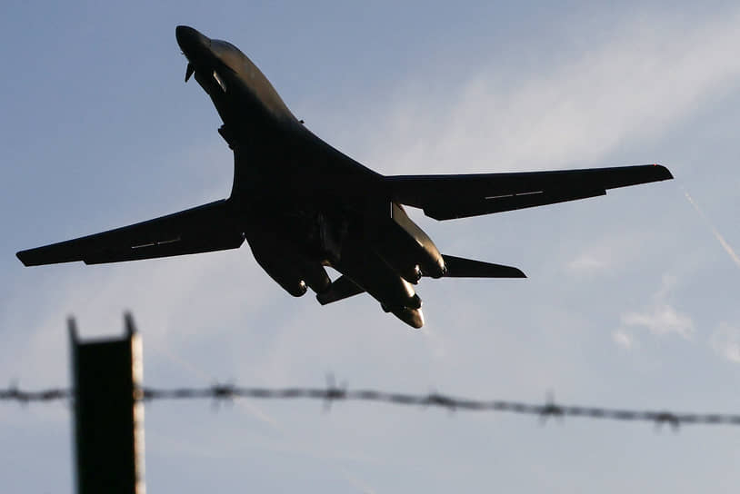 Американский бомбардировщик B-1 взлетает с британской базы ВВС