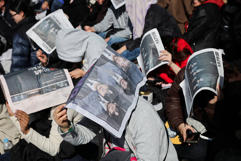 Фанаты BTS, не попавшие на концерт на площади, собрались за ее пределами