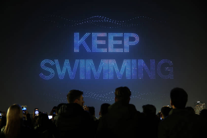 Песня с нового альбома под названием Swim уже через час после релиза взлетела на первое место в Топ-100 и набрала более 10 млн просмотров за четыре часа