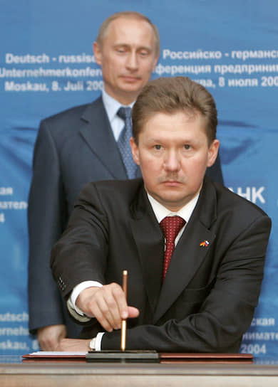 Президент России Владимир Путин и глава РАО «Газпром» Алексей Миллер (на переднем плане) во время заседания «круглого стола» с участием представителей деловых кругов России и Германии (июль 2004 года)  