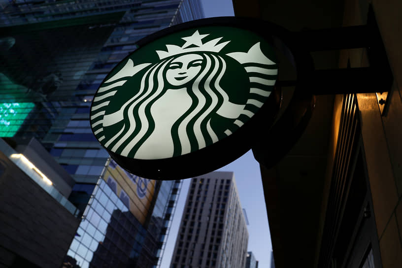 Логотип Starbucks на входе в кофейню в Лос-Анджелесе, 2018 год