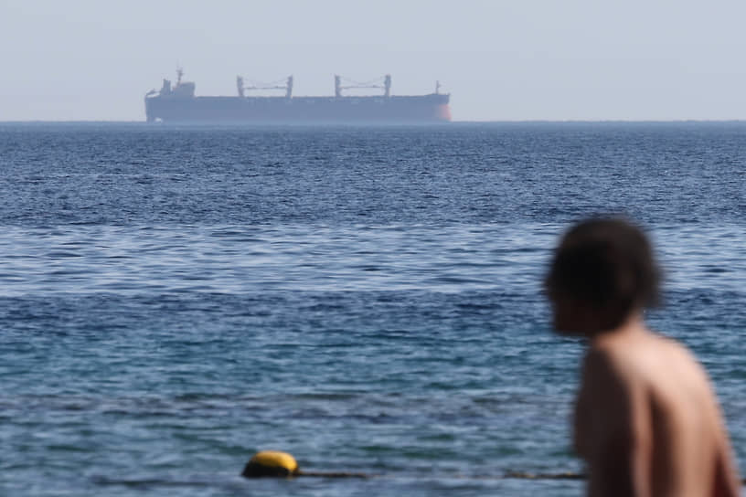 Судно около израильского порта Эйлат в Красном море