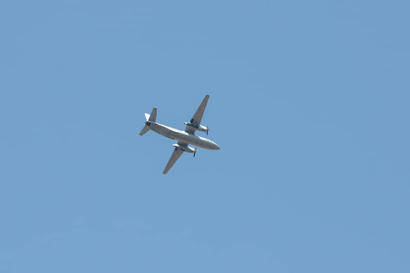 Военно-транспортный самолет Ан-26 в небе, 2021 год