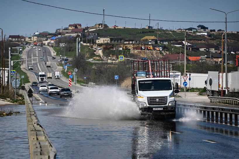 Движение автотранспорта временно закрыто на 14 участках дорог