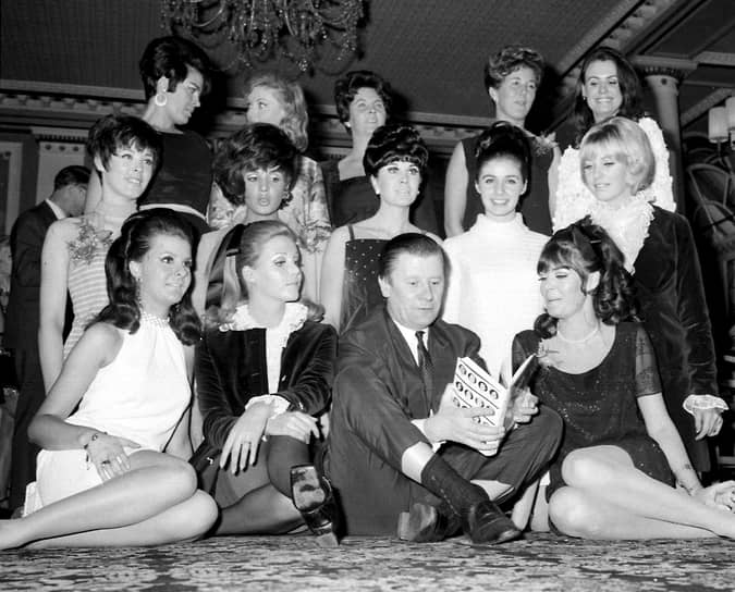 Në vitet 1960, Eric Morley (në foto), krijuesi i konkursit të bukurisë Miss World, u bë një nga figurat më me ndikim në biznesin global të spektaklit. Ai shërbeu si kryetar i komitetit organizues të konkursit deri në vdekjen e tij. Në vitin 2000, z. Morley vdiq në moshën 82 vjeç, dhe gruaja e tij, Julia, një ish-mbretëreshë bukurie, vazhdoi trashëgiminë.