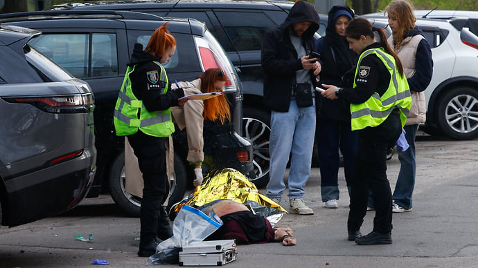 В Киеве мужчина открыл стрельбу по прохожим, есть жертвы. Что известно