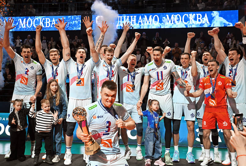 Московские динамовцы празднуют победу в чемпионате России по волейболу 