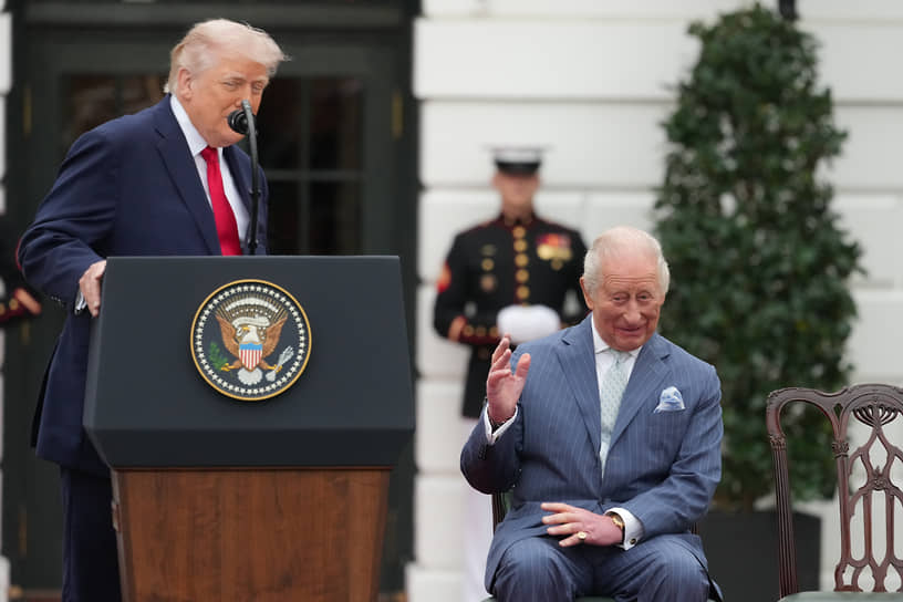 Карл III (справа) слушает выступление Дональда Трампа на церемонии встречи в Вашингтоне 
