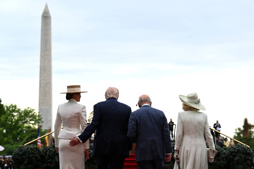 Слева направо: первая леди Мелания Трамп, президент США Дональд Трамп, король Великобритании Карл и королева Камилла на приветственной церемонии 